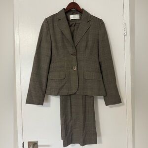 Business two piece suit grey in perfect condition with paded shoulders amarento
